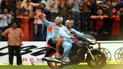 ভগবান ধোনির অটোগ্রাফ ভক্তের বাইকে, ভাইরাল হল ভিডিও