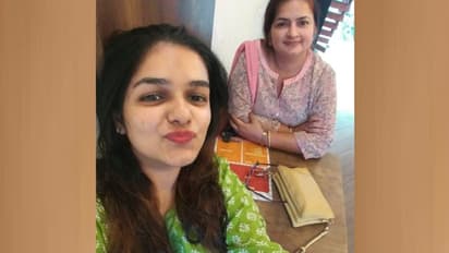 50 വയസ്, മദ്യപിക്കരുത്, സസ്യാഹാരിയാവണം; അമ്മയ്ക്ക് വേണ്ടി വരനെ തേടി മകള്‍