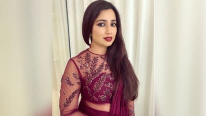 প্রকাশ্যে চুমু খেয়ে ভাইরাল হলেন শ্রেয়া ঘোষাল, দেখুন ভিডিও