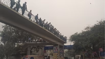 పోలీసు వాహనాలకు నిప్పు, లాయర్లపై పోలీసుల కాల్పులు..