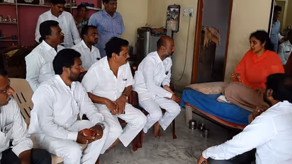 RTC Strike: కరీంనగర్ లో ఉద్రిక్తత... గాయపడ్డ మహిళా కండక్టర్ కు ఎంపీ పరామర్శ