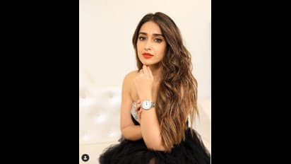 "அட.. இப்படியும் பர்த்டே ட்ரீட் கொடுக்கலாமா?..." கவர்ச்சியில் ரசிகர்களை திக்குமுக்காடச் செய்த நண்பன் பட நாயகி!