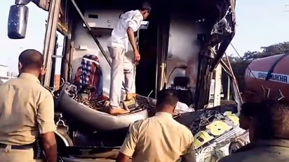 ತುಮಕೂರು : ಬಸ್-ಲಾರಿ ನಡುವೆ ಭೀಕರ ಅಪಘಾತ