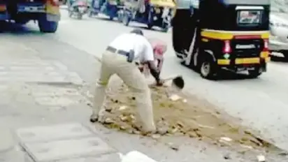 ಗುದ್ದಲಿ, ಹಾರೆ ಹಿಡಿದು ರಸ್ತೆ ಹೊಂಡ ಮುಚ್ಚಿದ್ದ ಪೊಲೀಸ್ ಸಿಬ್ಬಂದಿ..!