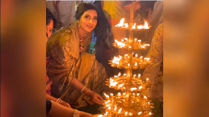 বাড়ির গিন্নির মতো নিষ্ঠা মেনে বাগদেবীর আরাধনায় মাতলেন শুভশ্রী, শেয়ার করলেন ভিডিও