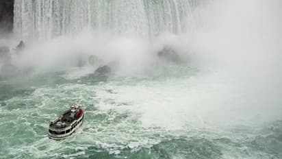 নায়গ্রা জলপ্রপাতে ১০১ বছরের বন্দি জীবন, ভূত রাতের ঝড়ে সরল নাবিকের নৌকা