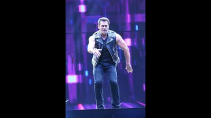 హైదరాబాద్ లో జాక్వెలిన్ గ్లామర్ మెరుపులు.. ఉర్రుతలూగించిన సల్మాన్ ఖాన్!