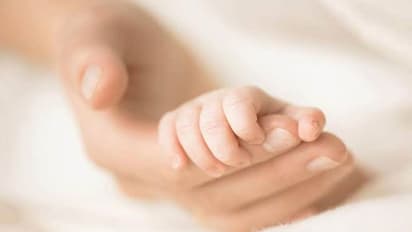 క్యాన్సర్ సోకిన తల్లిని చేతులపై ఎత్తుకొని తిప్పిన కొడుకు, చివరికి...