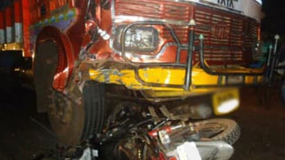 பஞ்சராகி நின்ற லாரி மீது இருசக்கர வாகனம் பயங்கர மோதல்... தூக்கிவீசப்பட்ட 2 கல்லூரி மாணவர்கள் பலி..!