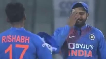 உன் பேச்சை போயி கேட்டேன் பாரு.. ரிஷப் பண்ட்டை பார்த்து தலையில் அடிச்சுகிட்ட ரோஹித்.. வைரலாகும் வீடியோ