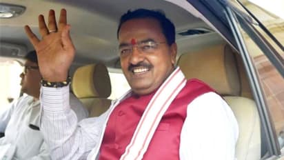 UP के डिप्टी CM ने कहा-आखिर कौन हैं प्रियंका गांधी जो सरकार उनका व्हाट्सएप हैक करेगी