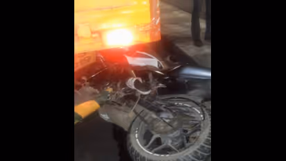 நடுராத்திரி 1 மணிக்கு ரேஸ் ஓட்டிய காலேஜ் பாய்ஸ்..!! நின்றுகொண்டிருந்த வேனில் மோதி நடந்த பயங்கரம்..!!