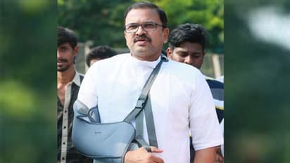 పుకార్లకు చెక్: చేతికి కట్టుతో పవన్ లాంగ్ మార్చ్ లో మాజీ జెడీ లక్ష్మినారాయణ