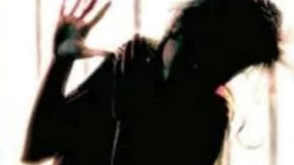 വീട്ടിൽ തിരിച്ചെത്തിയപ്പോൾ കട്ടിലിൽ ഒരാൾ കിടക്കുന്നു, പൊലിസിനെ അറിയിച്ചു; എത്തുമ്പോഴേക്കും വൃദ്ധയെ ആക്രമിച്ചു