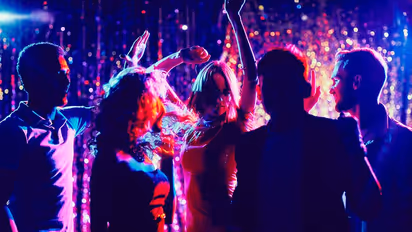 பெண்களுக்கு "கிக் ஏத்தும்" புதிய மாத்திரை..! சென்னை "PUB" களில் விபரீதம்...! சிக்கி சீரழியும் அதிர்ச்சி ரிப்போர்ட்...!