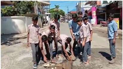 റോഡിലെ അപകട ഭീഷണി ഉയര്‍ത്തിയ കുഴികളടച്ച് മാതൃകയായി വിദ്യാർത്ഥികൾ