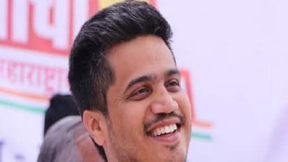 அவர் மட்டும் இருந்திருதா பாஜக இப்படி ஆடுமா ? பால் தாக்ரே பெயரைக் குறிப்பிட்டு கலாய்த்த சரத் பவார் பேரன் !!