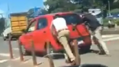 ಮಂಗಳೂರು: ಕಾರು ತಳ್ಳಿದ ಟ್ರಾಫಿಕ್ ಪೊಲೀಸ್ ‘ಟುಡೇಸ್ ಹೀರೊ’