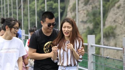 സഞ്ചാരികളെ അകറ്റി ചൈനയിലെ ചില്ലു പാലങ്ങള്‍