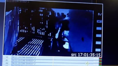 முன்னாள் முதல்வரின் கொள்ளுப்பேரன் அடாவடி..! 'ஏன் தாமதமாக வந்தாய்..?' என ஸ்விகி ஊழியரிடம் தகராறு..!