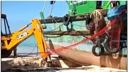 മഹ ചുഴലിക്കാറ്റ്; ലക്ഷദ്വീപില് കുടുങ്ങിപ്പോയ ബോട്ട് കടലിലിറക്കാന് പാടുപെട്ട് മത്സ്യത്തൊഴിലാളികള്; വീഡിയോ കാണാം