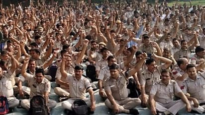 কিরণ বেদীর ছবি নিয় আন্দোলনে দিল্লি পুলিশ, সদর দপ্তরের সামনে অভিনব বিক্ষোভ