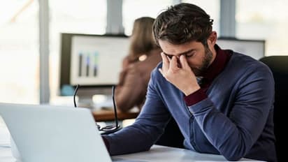 గంటల తరపడి  ల్యాప్ టాప్ లో వర్క్...  కళ్లను రక్షించేదెలా..?