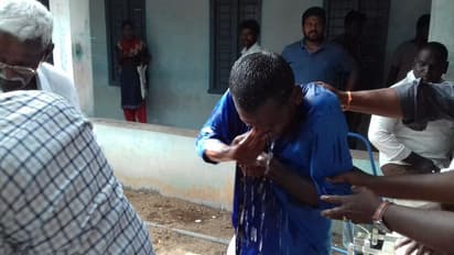 video: జగన్ సొంత జిల్లాలో దారుణం: ఎమ్మార్వో కార్యాలయంలోనే అన్నదాత ఆత్మహత్యాయత్నం