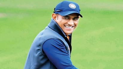 জানুয়ারি পর্যন্ত প্রশ্ন করবেন না, ধোনির উত্তরে শুরু নতুন জল্পনা