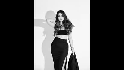 என்ன ட்ரை பண்ணாதீங்க... எச்சரிக்கை விடுக்க இப்படியொரு செல்ஃபியா?... இடுப்பழகி நடிகையின் ஹாட் செல்ஃபியால் குஷியான நெட்டிசன்கள்...!