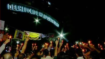 দিল্লির রাস্তায় পুলিশের মোমবাতি মিছিল, অপদস্থ কমিশনার, কোন মন্ত্রে উঠল বিক্ষোভ