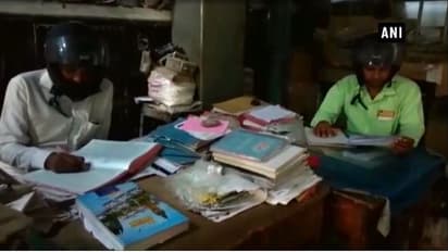 ತಮಾಷೆಯೇ ಅಲ್ಲರೀ!  ಕಛೇರಿ ಕೆಲಸಕ್ಕೂ ಹೆಲ್ಮೆಟ್