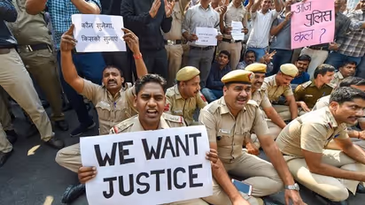 ವಕೀಲರ ವಿರುದ್ಧ ಸಿಡಿದೆದ್ದ ದಿಲ್ಲಿ ಪೊಲೀಸರು; ಕರ್ತವ್ಯಕ್ಕೆ ಹಾಜರಾಗದೇ ಪ್ರತಿಭಟನೆ