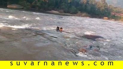 ಚಿಕ್ಕಮಗಳೂರು : ಪ್ರೀ ವೆಡ್ಡಿಂಗ್ ಫೋಟೊ ಶೂಟ್ಗೆ ಬಂದು ತುಂಬಿದ ನದಿ ಮಧ್ಯೆ ಸಿಲುಕಿದರು