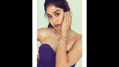 అందాల షోతో హద్దులు చెరిపేస్తోన్న జాన్వీ..!