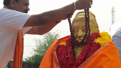 திருவள்ளுவர் சிலைக்கு காவி துண்டு... திருநீறு... ருத்ராட்சம் மாலை... அர்ஜுன் சம்பத் அட்டகாசம்..!