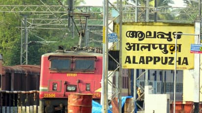 ബോഗികൾ കുറവ്, മെമു വേണ്ടെന്ന് യാത്രക്കാർ: ആലപ്പുഴ- എറണാകുളം പാസഞ്ചർ തിരികെ ആവശ്യപ്പെട്ട് പ്രതിഷേധം