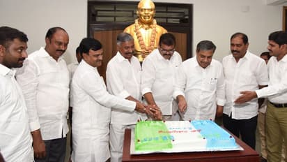 జగన్ పాదయాత్రకు రెండేళ్లు: వైసీపీ సంబరాలు(ఫోటోలు)