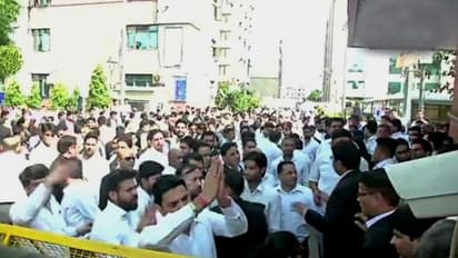 আদালতের ছাদে উঠে আত্মহত্যার হুমকি, দিল্লিতে অব্যাহত পুলিশ বনাম আইনজীবী, নাকাল সাধারণ মানুষ