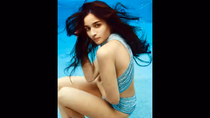 தண்ணீருக்குள் செக்ஸி போஸ் கொடுத்த பாலிவுட் குயின்... சோசியல் மீடியாவை தெறிக்க வைத்த அலியாவின் ஹாட் போட்டோஸ்...!