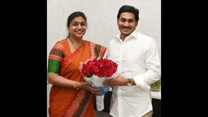 జగన్ కు హెడ్ వెయిట్, ఎవరి మాట వినరు: వారిపై ఎమ్మెల్యే రోజా ఫైర్