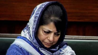 அம்மாவுக்கு உடம்புல வைட்டமின், கால்சியம் எல்லாம் குறைஞ்சு போச்சு! அவரை விட்டுடுங்க ப்ளீஸ்: கதறும் மாஜி முதல்வரின் மகள்.