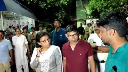 শিক্ষামন্ত্রীর সঙ্গে বৈঠকেও মিলল না সমাধানসূত্র, পথেই বসে প্রাথমিক শিক্ষকরা