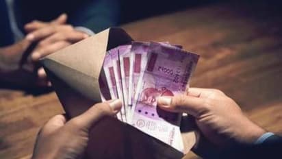 പൊലീസുദ്യോഗസ്ഥൻ അനധികൃതമായി പണം പിരിക്കുന്നതായി പരാതി