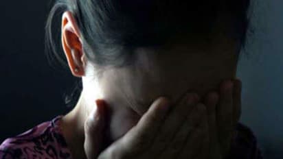 ಯುವತಿಯ ನಗ್ನಗೊಳಿಸಿ ಚಿನ್ನದ ಸರ ದೋಚಿದರು!