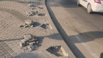 ಬೆಂಗಳೂರು: ರಸ್ತೆ ಬದಿಯ ಬಿಗಿಕಂಬಗಳನ್ನೇ ಕದ್ದೊಯ್ದರು..!