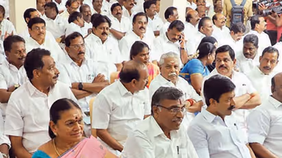 அதிமுக செயற்குழு கூட்டத்தில் முதன் முறையாக செல்போனுக்கு தடை... முக்கிய முடிவு எடுப்பதால் அதிரடி..!