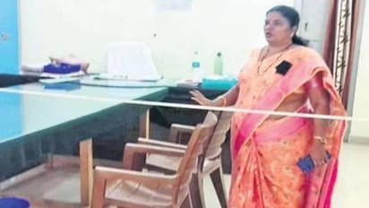 തഹസിൽദാറെ തീകൊളുത്തി കൊന്ന സംഭവം; കയർ കെട്ടി പ്രതിഷേധിച്ച് മറ്റൊരു തഹസിൽദാർ