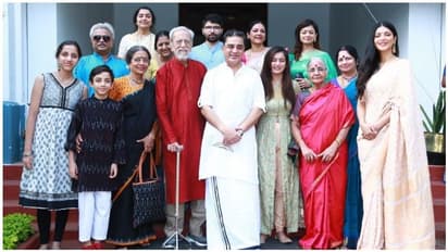 பூஜா குமாருடன் 65 வயதில் பப்ளிக்காக போஸ் கொடுத்த கமல் ஹாசன்... அப்ப அது உண்மையா ஆண்டவரே..?