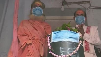 'അവൻ സുരക്ഷിതനാണെങ്കിൽ ഞങ്ങളും സുരക്ഷിതർ'; ശിവലിം​ഗത്തിനും മാസ്ക് ധരിപ്പിച്ച് ഭക്തർ